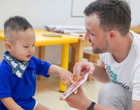 Ba mẹ nên cho trẻ mầm non đi học từ bao nhiêu tháng tuổi?